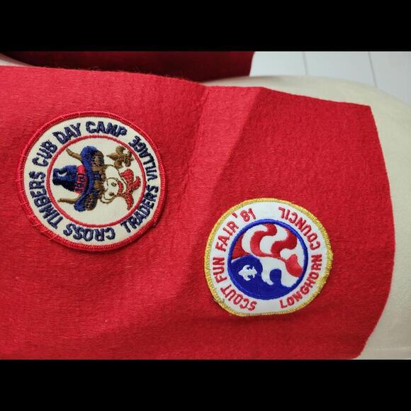 Vintage Cub Scout 1980-81 red felt vest with 7 patches - Picture 7 of 8